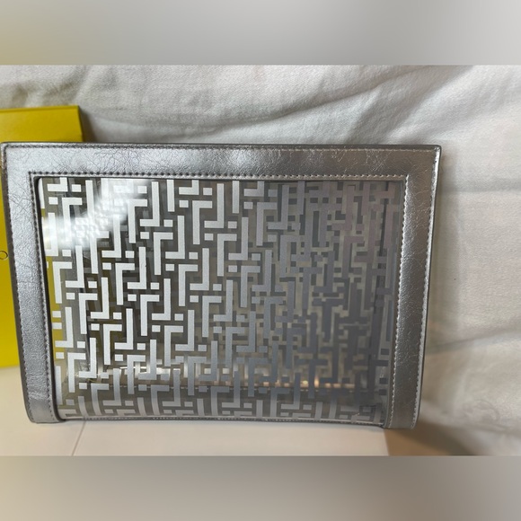 Trinny London brush, bag, towel gift set - Picture 7 of 12